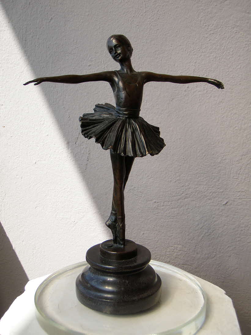 Kleine Ballettt�nzerin - Bronze - 30 x 22 x 10 cm - 59 € mtl./K 450 €