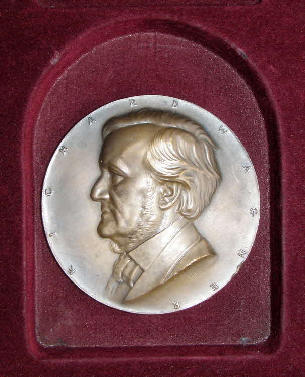 Medaillon Richard Wagner von Arnold Hartig (* 12. August 1878 in Brand bei Tannwald, B�hmen; � 2. Februar 1972 in Purkersdorf bei Wien) war ein b�hmischer Bildhauer und 
Medailleur, der sechs Jahrzehnte in Wien t�tig war. Insgesamt schuf er etwa 600 Werke, davon zahlreiche M�nzen f�r die Republik �sterreich.
 - 75 mm - um 1920 - 39 € mtl./K 350 €