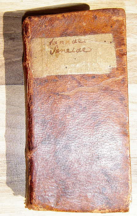 Lucius Annaeus Seneca, genannt Seneca der J�ngere (* etwa im Jahre 1 in Corduba; � 65 n. Chr. in der N�he Roms), war ein r�mischer Philosoph, Dramatiker, Naturforscher, Politiker und als Stoiker einer der meistgelesenen Schriftsteller seiner Zeit.

Sammlung von Werken in lateinischer Sprache - verlegt 1665 in  Lugduni/Leiden(NL) - 288 Seiten - 11 x 6 x 2 cm . -  59 € mtl./K 650 €
